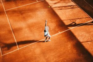 Comment améliorer son service au tennis : 8 exercices pour progresser