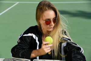 Jouer au tennis avec des lunettes (de soleil ou de vue)