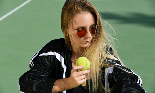 Jouer au tennis avec des lunettes (de soleil ou de vue)