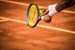 Le service cuillère au tennis : exercices et règlement
